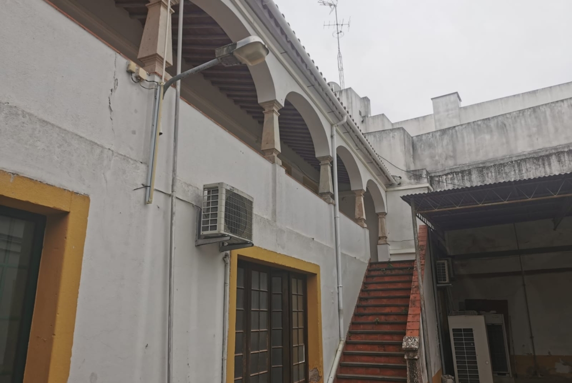 Historic Building in Evora in need of Renovations For Sale
